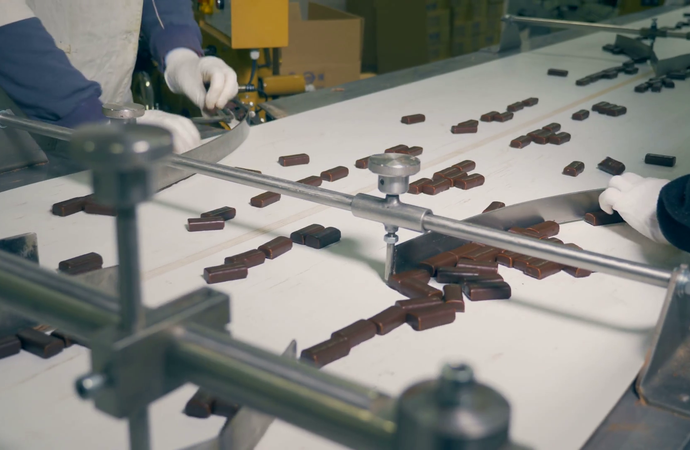 Як працюють на найпотужнішій в Україні шоколадній фабриці