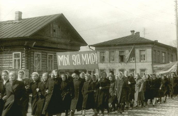 Женщины на первомайской демонстрации