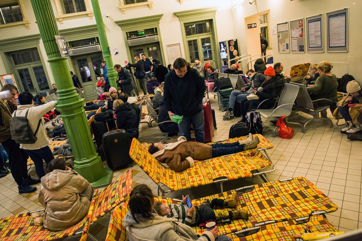 Ukrainian refugees spend their first night in Poland