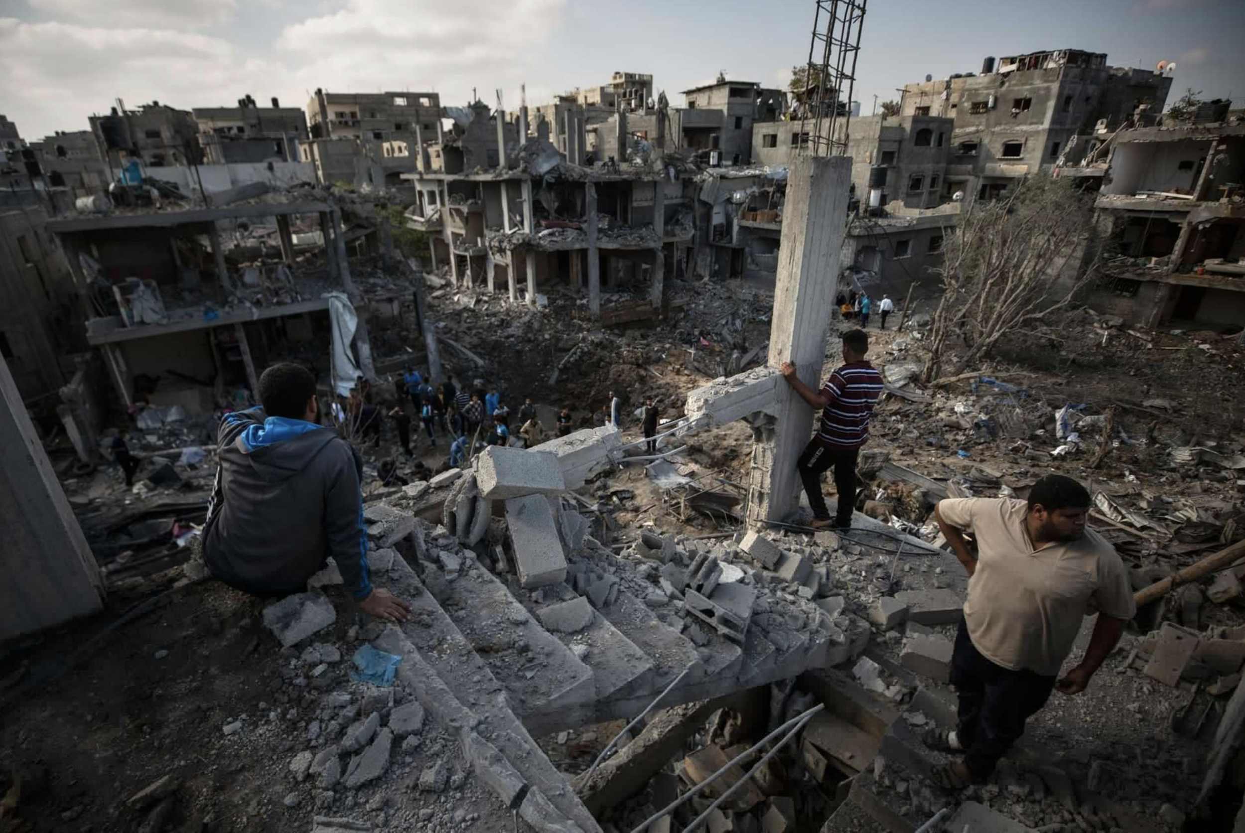 палестинці оглядають зруйновані будинки