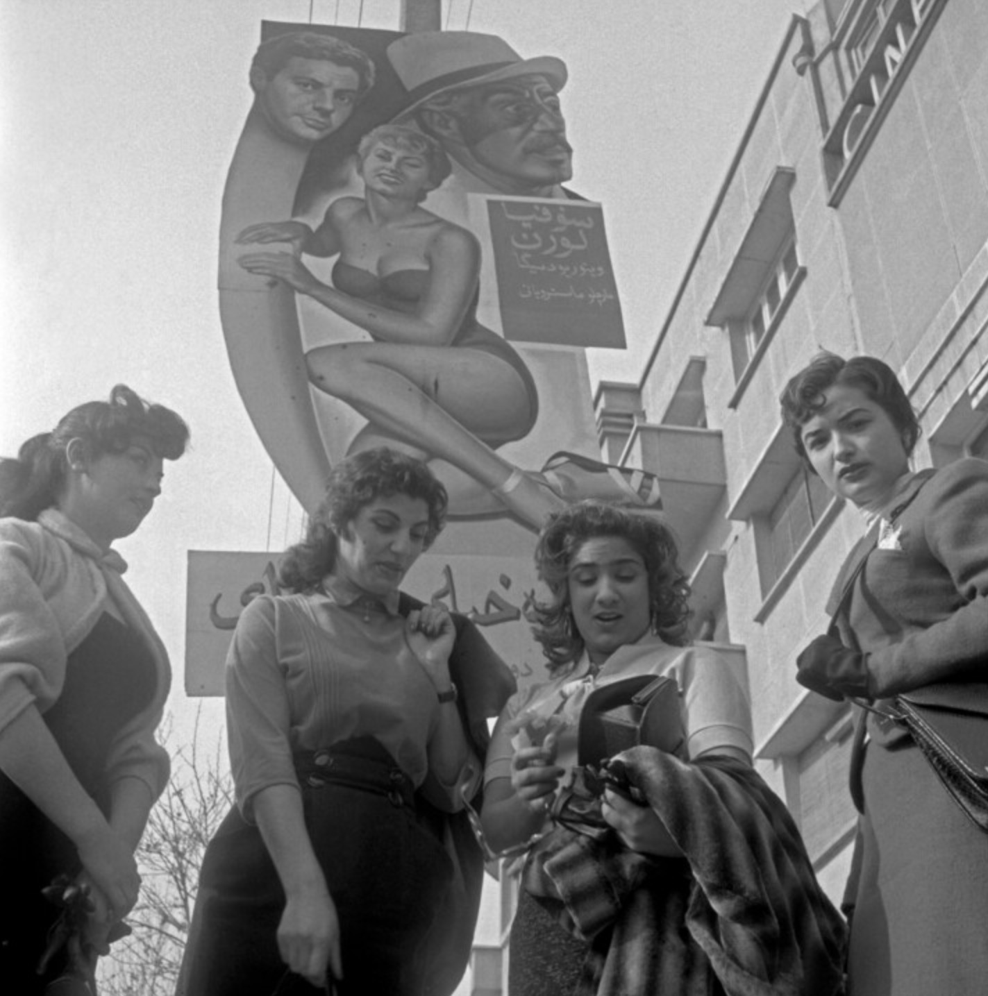 іранські жінки позують перед постером