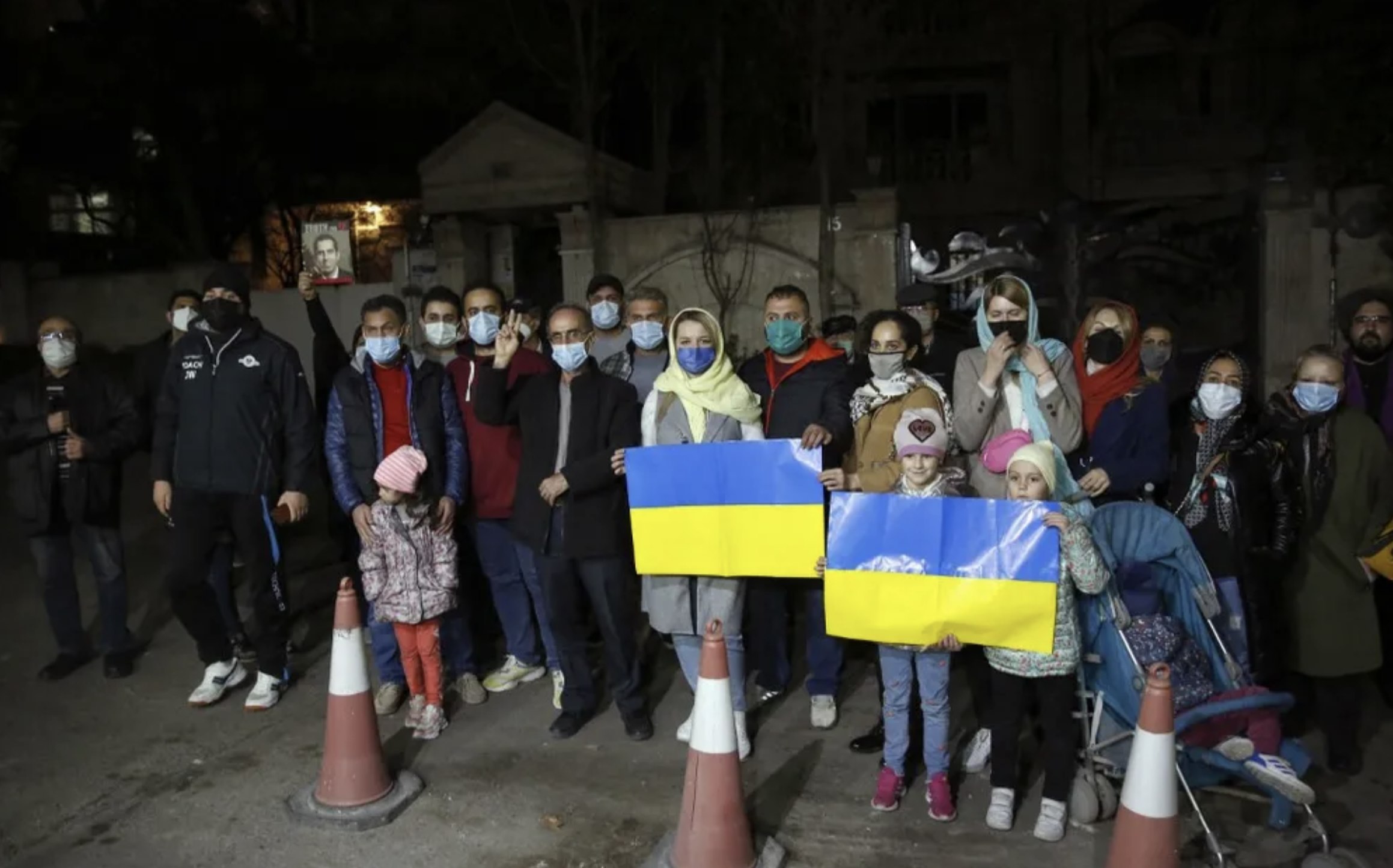 іранки та українки перед посольством України в Тегерані 