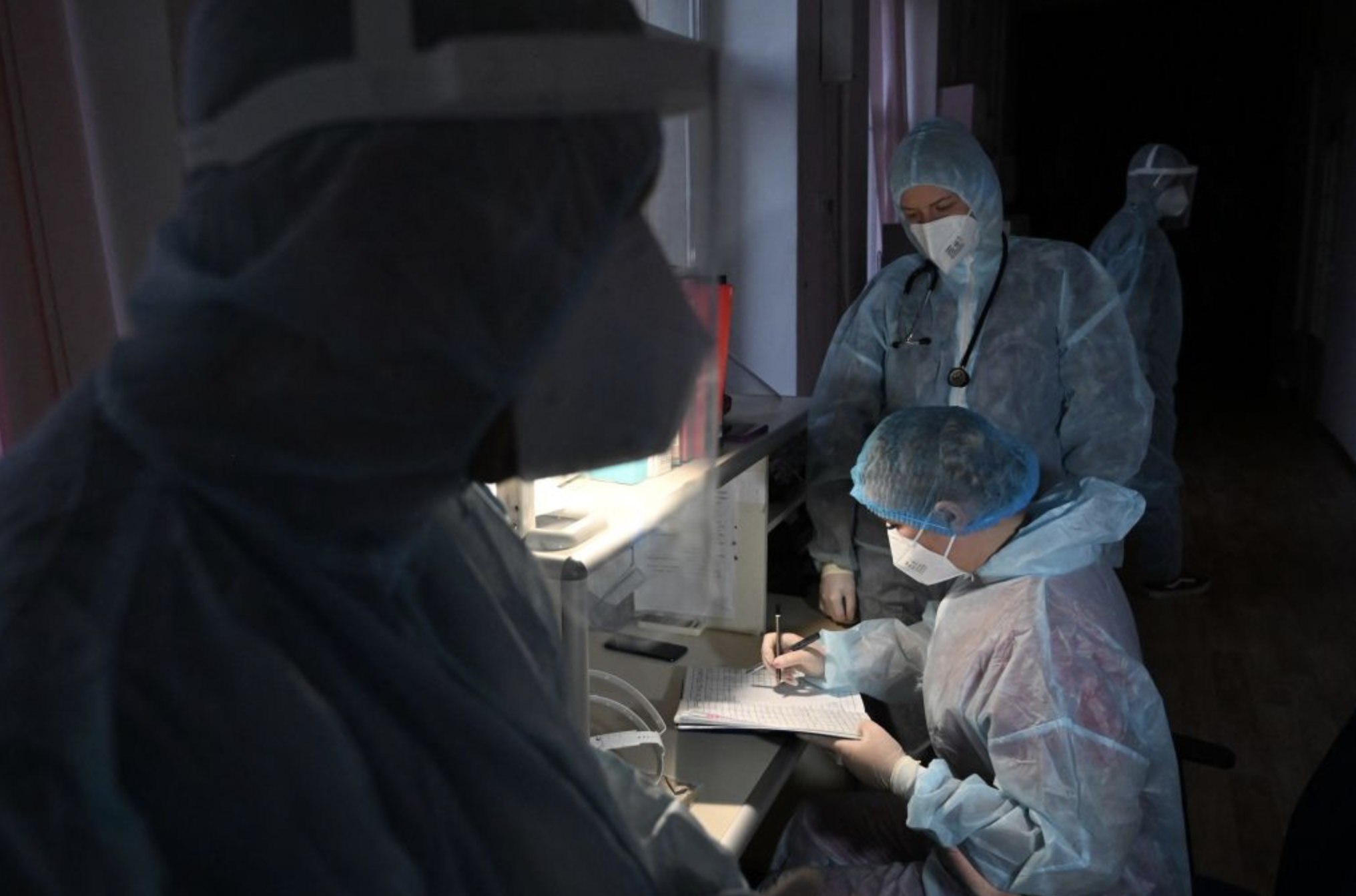 Medical staff work in the coronavirus ward at the Kyiv Children's Hospital, November 16, 2021. Photo: SERGEI SUPINSKY / AFP via Getty Images