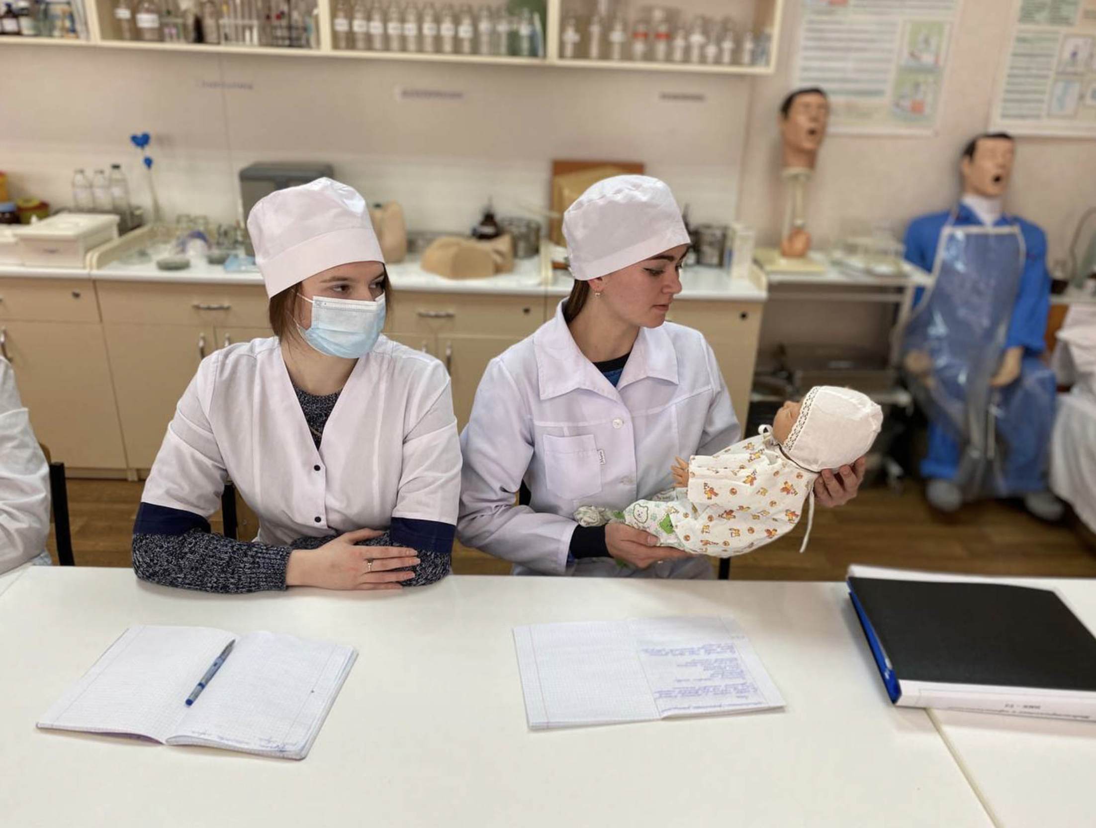 Дівчата на заняття в коледжі навчаються акушерської справи